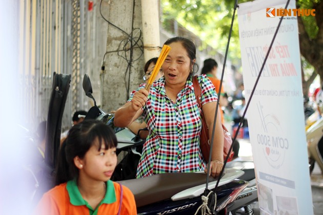 Nhung khoảnh khác dep của phụ huynh dua con di thi-Hinh-4